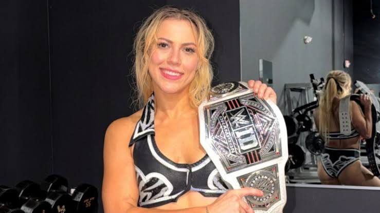 Monica Monroe gana seguidores tras confusión de Booker T